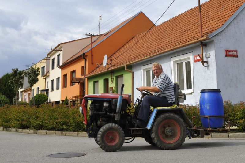 Osmašedesátiletý řidič malotraktoru zemřel poté, co se na něj vozidlo převrátilo.