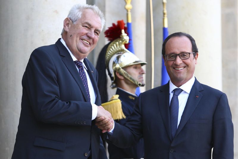 Prezidenti Miloš Zeman a François Hollande při posledním setkání.  