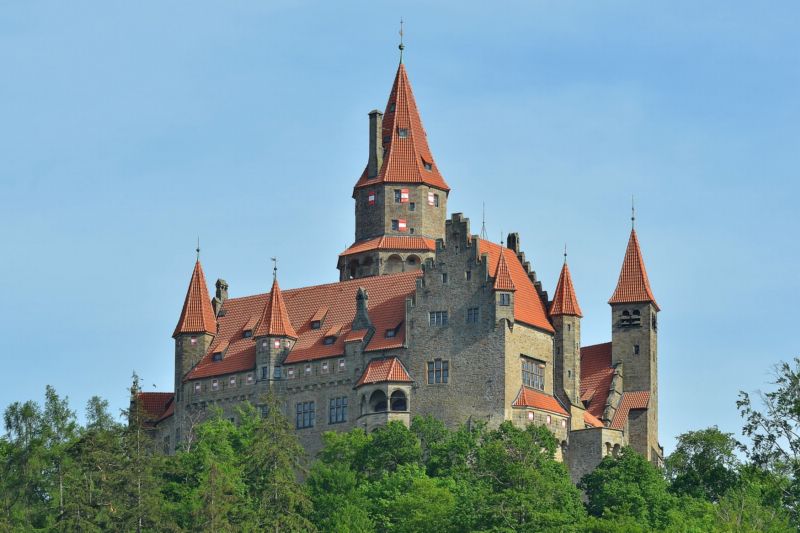 Hrad Bouzov má novou prohlídkovou trasu, která se zaměřuje na historii a přestavbu.