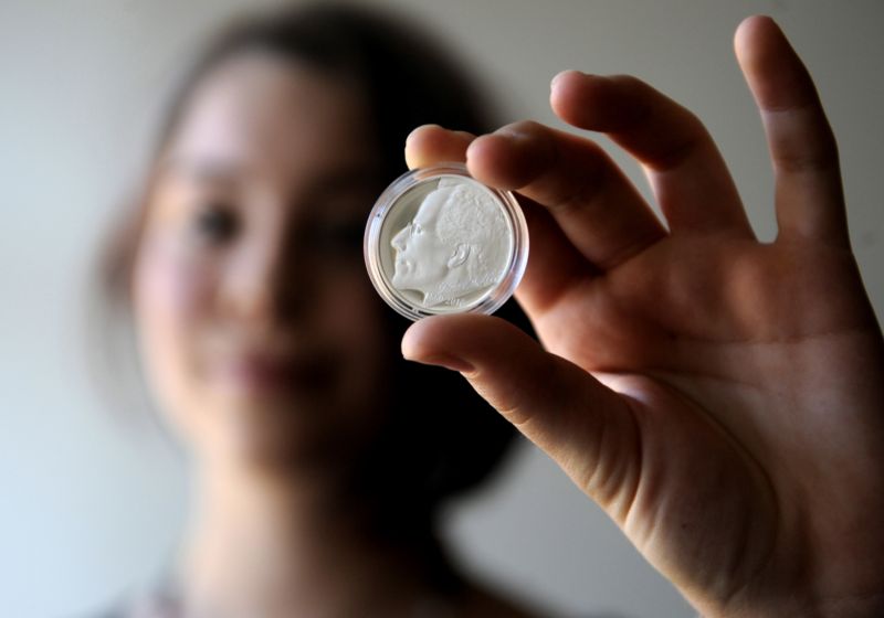ČNB má v plánu do roku 2020 vydat 21 pamětných stříbrných mincí a dva tematické cykly. ČNB má v plánu do roku 2020 vydat 21 pamětných stříbrných mincí a dva tematické cykly.