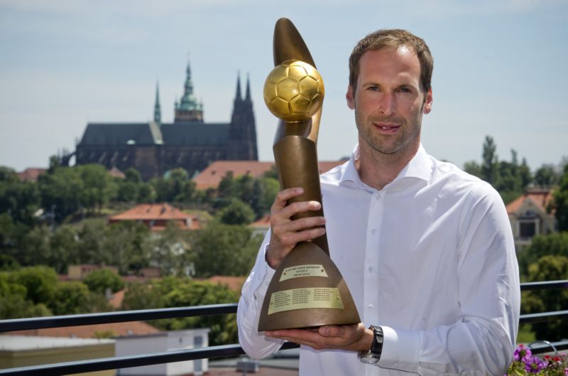 Petr Čech s trofejí. 
