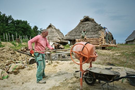 Na stavbě používají tradiční postupy, ale i moderní nástroje.