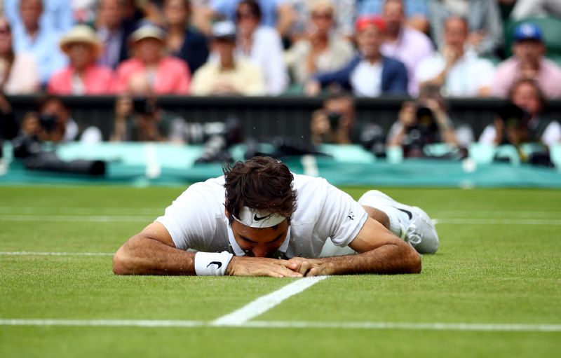 Federer na kolenou. 