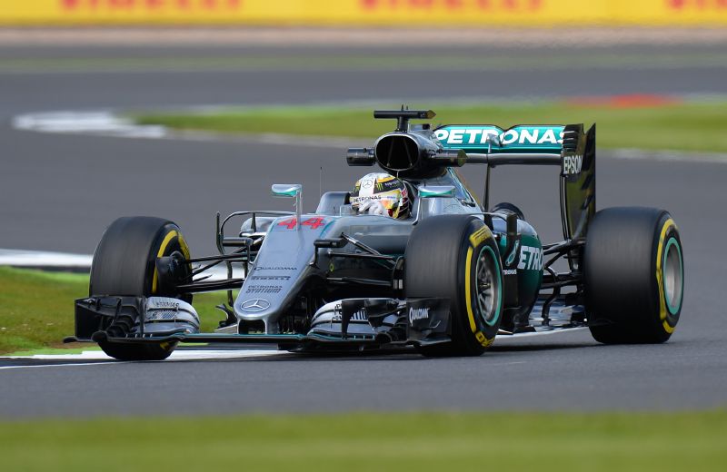 Domácí pilot Lewis Hamilton. 