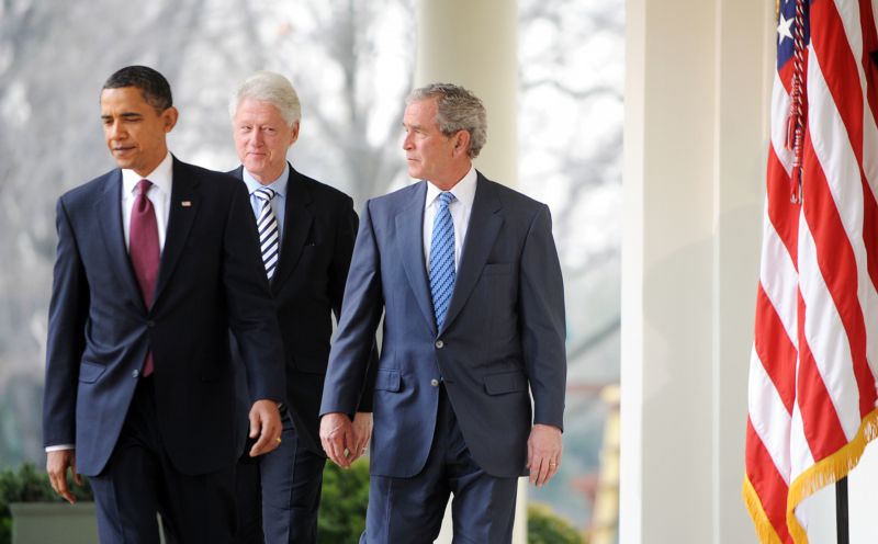 Zleva současný prezident USA Barack Obama a exprezidenti George W. Bush and Bill Clinton. Zleva současný prezident USA Barack Obama a exprezidenti George W. Bush and Bill Clinton.