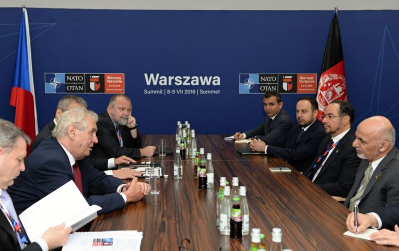 Český prezident Miloš Zeman (druhý zleva) jednal na okraj summitu NATO ve Varšavě s afghánským prezidentem Ašrafem Ghaním (vpravo).