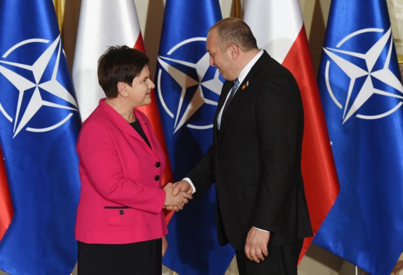 Polská premiérka Beata Szydlová vítá prezidenta Gruzie Giorgiho Margvelashviliho na summitu NATO. Polská premiérka Beata Szydlová vítá prezidenta Gruzie Giorgiho Margvelashviliho na summitu NATO.