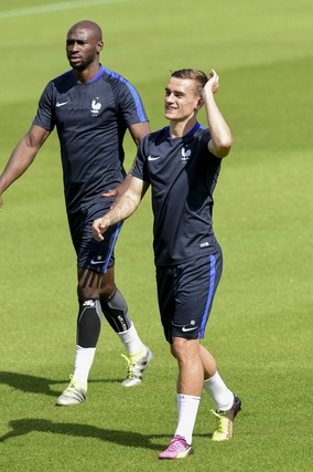 Antoine Griezmann ve společnosti Sissoka.