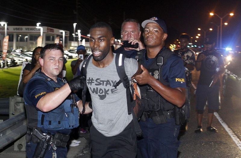 Při protestu bylo zatčeno několik lidí (na snímku DeRay McKesson).