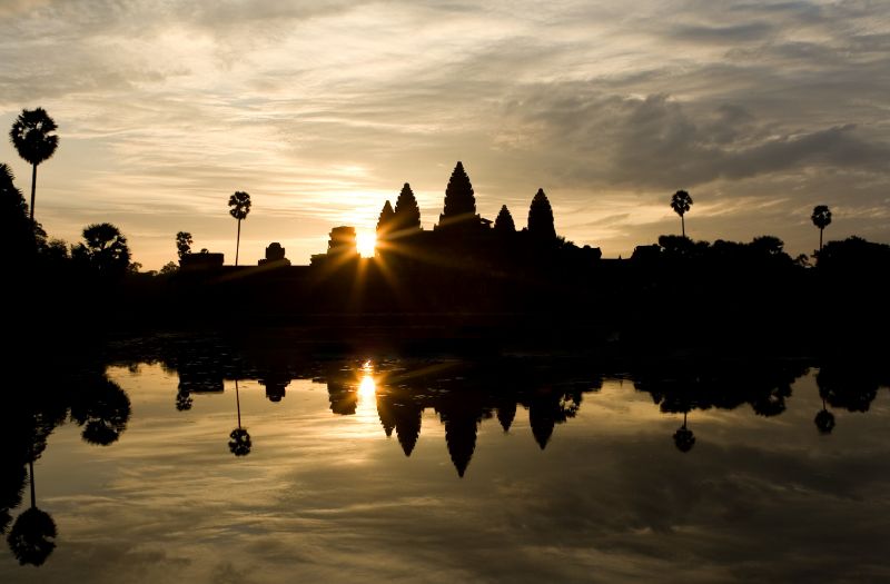 Kambodžský chrámový komplex Angkor Vat při západu slunce.