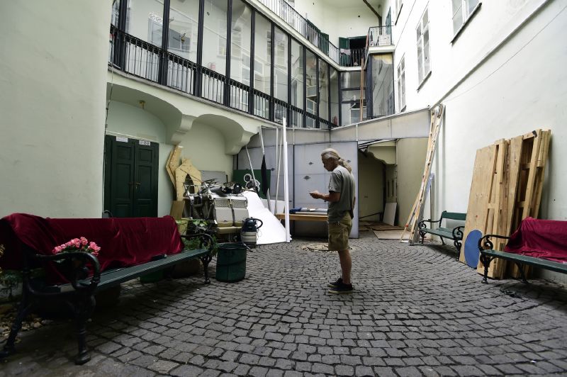 Na snímku z 27. června je prostranství Divadla Na zábradlí mezi vstupním foyer a hlavním sálem, které projde rekonstrukcí.