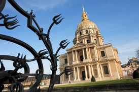 Budova Les Invalides, bývalé vojenské nemocnice, nyní Vojenské muzeum v Paříži.