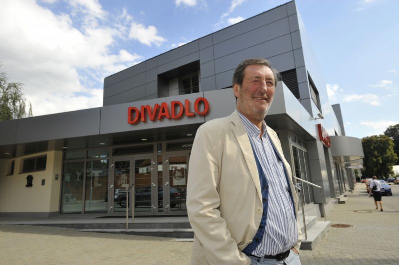 Herec Boleslav Polívka při otevření nové pobočky Divadla Bolka Polívky v Praze-Uhříněvsi.