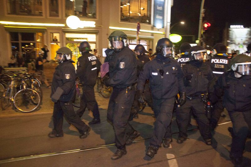 Střet policie s levicovými demonstranty v Berlíně.
