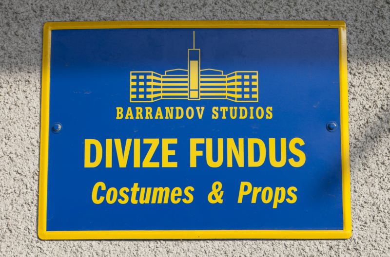 Cedulka největší české půjčovny filmových kostýmů a rekvizit Barrandovských ateliérů.