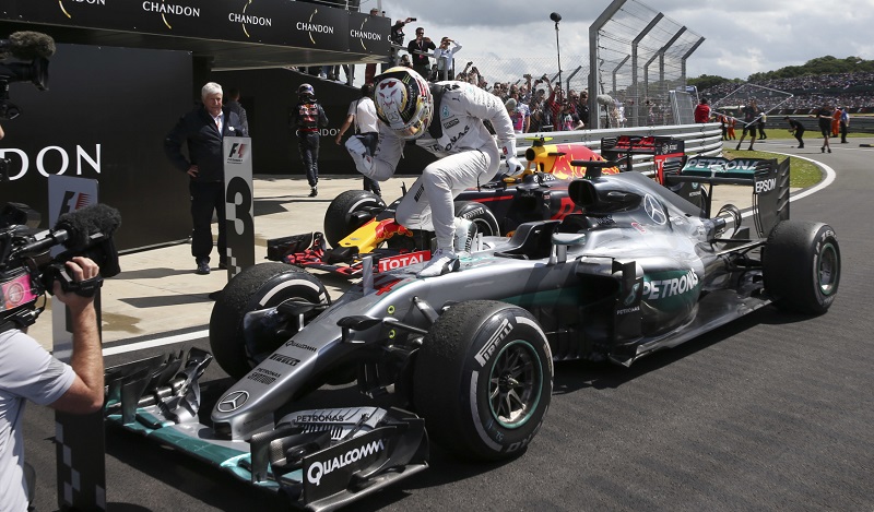 Vítězný Lewis Hamilton. 