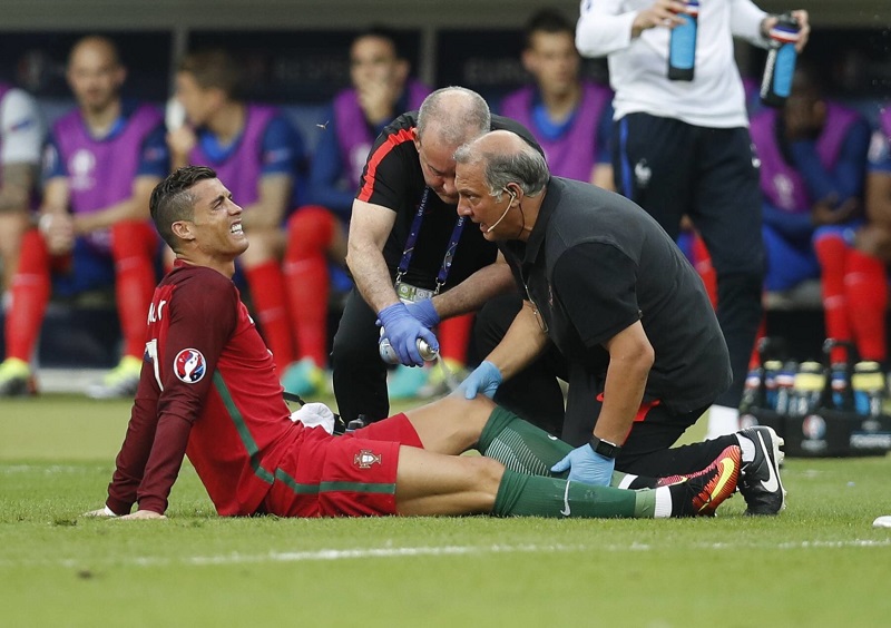 Výkon Portugalska byl přímo úměrný výkonu Ronalda. To platilo skoro celý šampionát. Až do téhle chvíle. Po necelých deseti minutách tuhle rovnici totiž "čistým" způsobem vykrátil domácí Payet, přičemž "CR7" po tvrdém zákroku zůstal dlouho ležet na zemi. "Bude muset střídat?" zděšeně se tázalo okolí. Výkon Portugalska byl přímo úměrný výkonu Ronalda. To platilo skoro celý šampionát. Až do téhle chvíle. Po necelých deseti minutách tuhle rovnici totiž "čistým" způsobem vykrátil domácí Payet, přičemž "CR7" po tvrdém zákroku zůstal dlouho ležet na zemi. "Bude muset střídat?" zděšeně se tázalo okolí.
