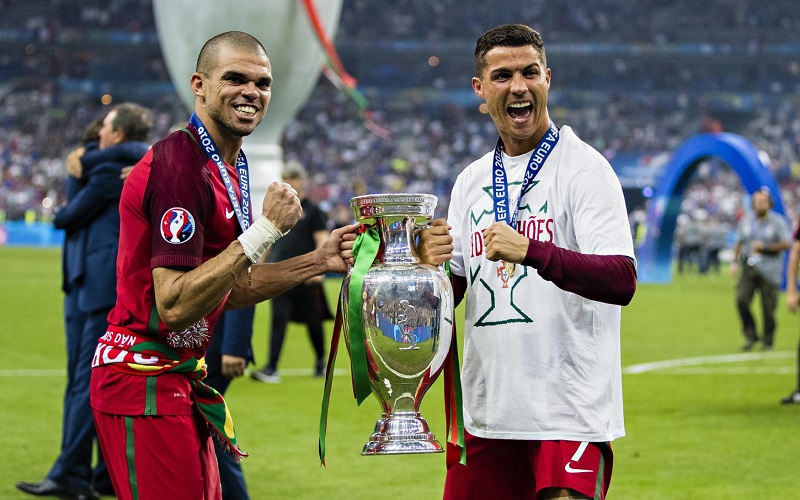 spoluhráči z Realu i národního týmu Pepé a Cristiano Ronaldo. 