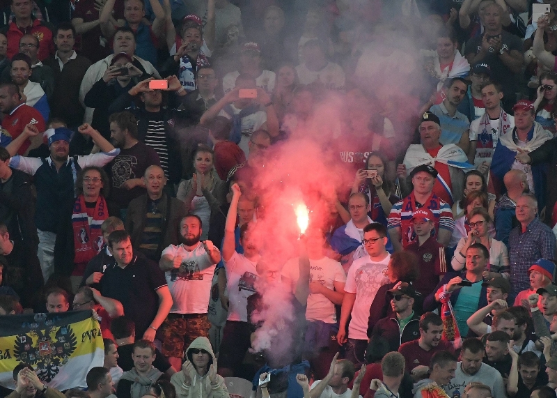 Ruští fotbalisté na evropském šampionátu výraznější stopu nezanechali, ale brutální násilí jejich drsného fanouškovského jádra ve Francii vyvolalo obavy ohledně mistrovství světa, které bude Rusko hostit za dva roky, napsala agentura AFP.