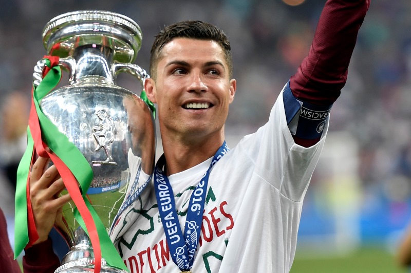 Cristiano Ronaldo s mistrovským pohárem. Cristiano Ronaldo s mistrovským pohárem.
