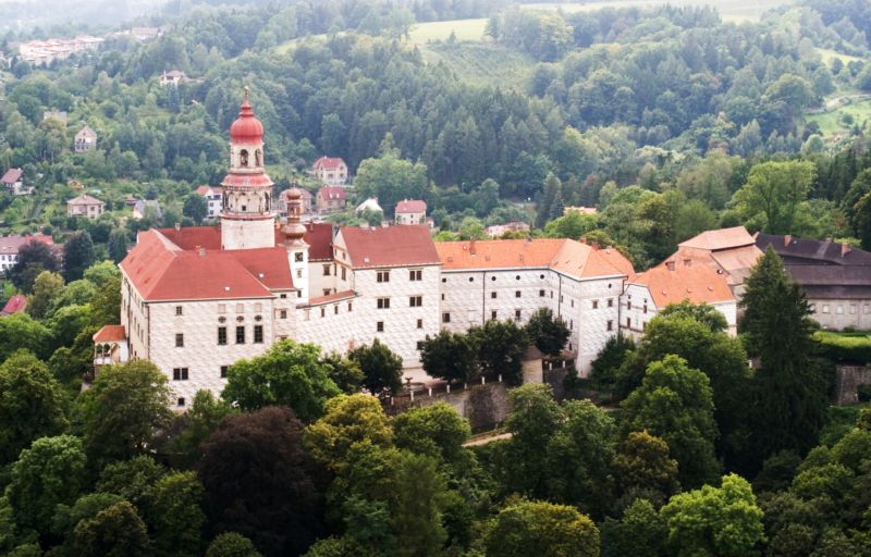 Návštěvníky náchodského zámku provede průvodce v roli knížete Ottavia Piccolominiho. Návštěvníky náchodského zámku provede průvodce v roli knížete Ottavia Piccolominiho.