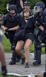 Policie kromě zatýkání demonstrujících zabavila i osm střelných zbraní (ilustrační foto).