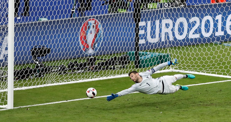 Hugo Lloris se marně natahuje na střelu Édera.