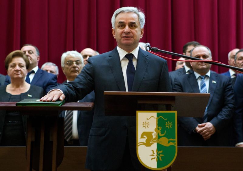 Prezident Abchazie Raul Chadžimba sám vyhlásil referendum o předčasných prezidentských volbách.