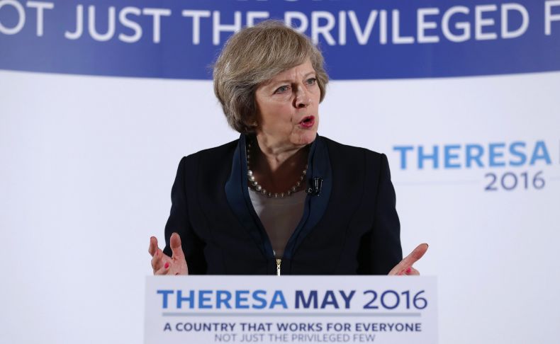 Camerona nahradí současná ministryně vnitra Theresa Mayová.