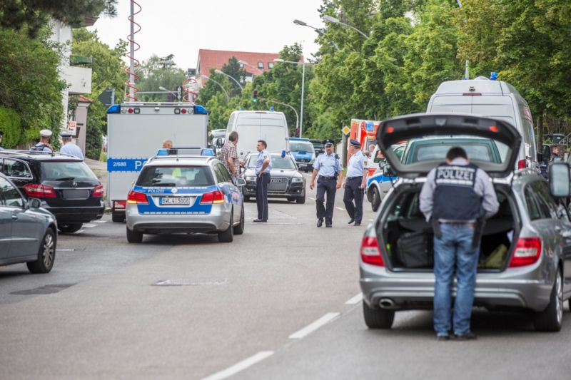 Okolí domu obklíčila asi stovka policistů.