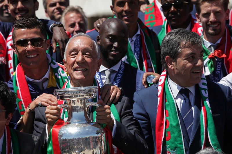 Portugalský prezident Marcelo Rebelo de Sousa s Cristianem Ronaldem. 