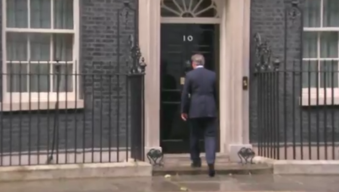 David Cameron si po oznámení své rezignace broukal.