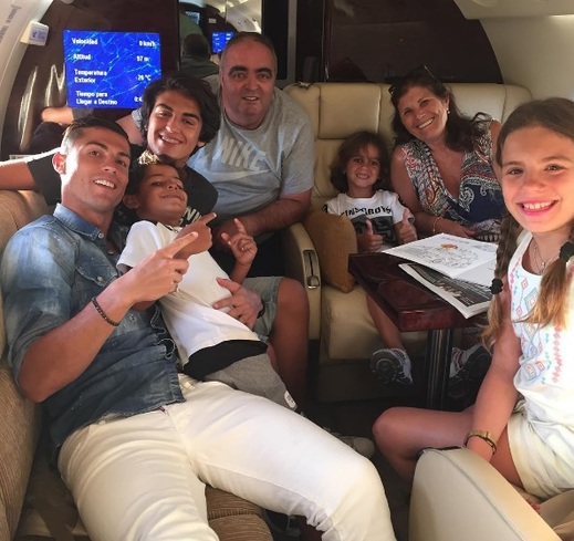 Ronaldo se synem a rodinou. Matka Dolores vpravo nahoře.