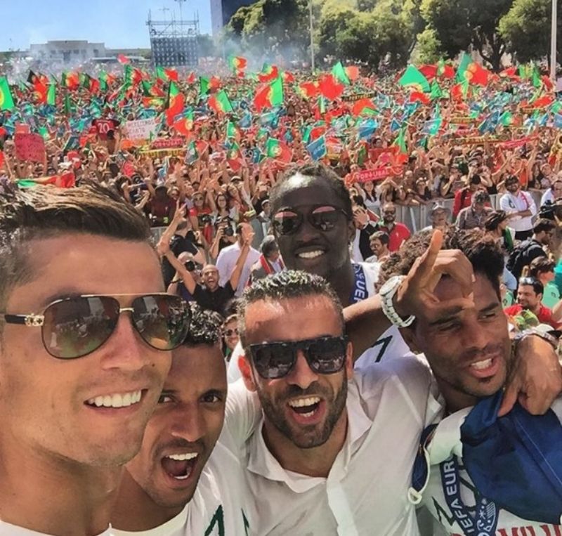 Cristiano Ronaldo a Luis Nani (zleva) se spoluhráči slaví v Portugalsku titul mistrů Evropy.