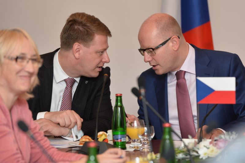 Státní tajemník pro EU Tomáš Prouza a premiér Bohuslav Sobotka. Státní tajemník pro EU Tomáš Prouza a premiér Bohuslav Sobotka.