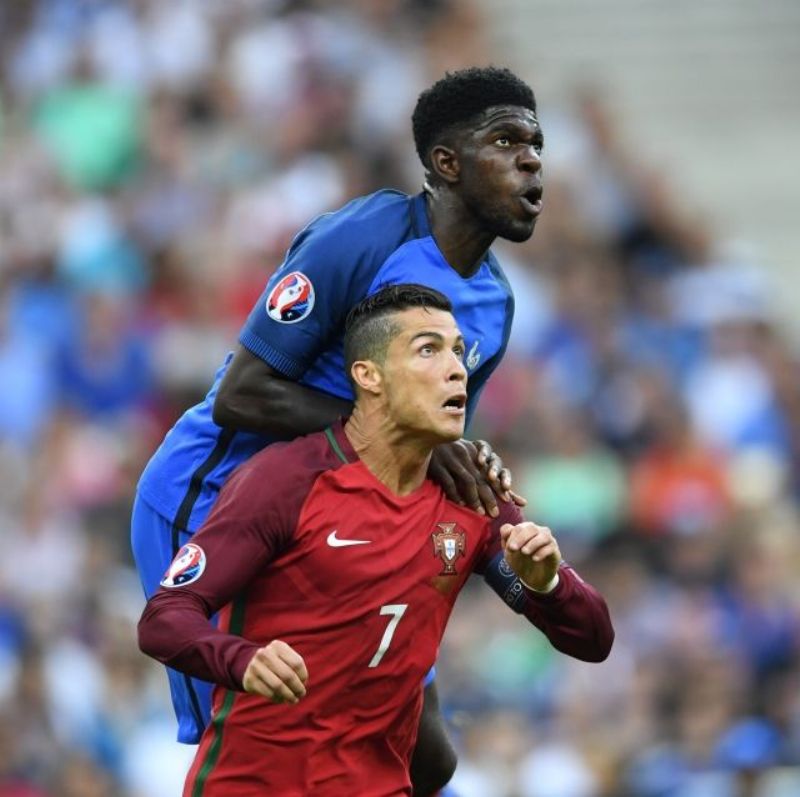 Samuel Umtiti v souboji s Cristianem Ronaldem. 