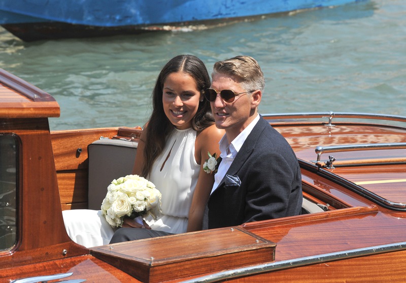 Německý fotbalista Bastian Schweinsteiger a srbská tenistka Ana Ivanovičová jsou manželé. 