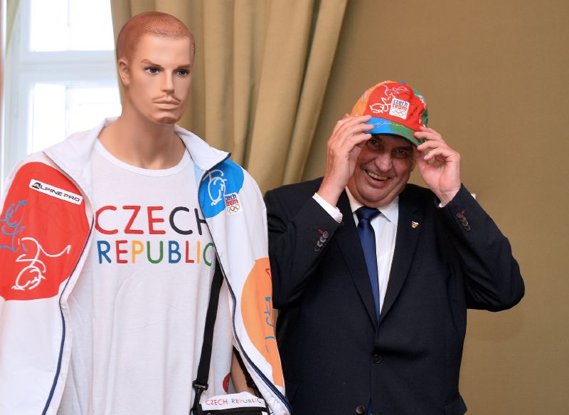 Olympijskou kolekci oblečení i speciální skleněné šperky dostal prezident Miloš Zeman. 