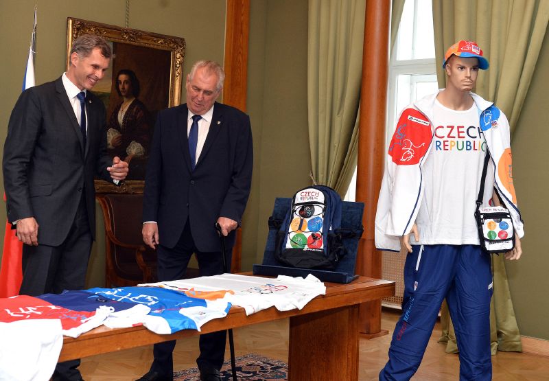 Prezident Miloš Zeman (vpravo) přijal 12.července v Praze předsedu Českého olympijského výboru Jiřího Kejvala (vlevo).