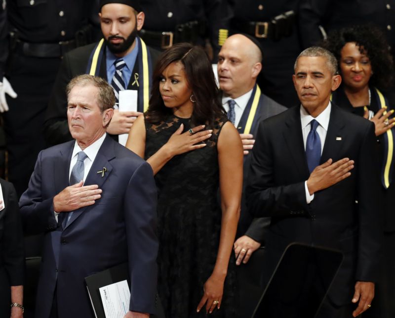 Bývalý prezident Georg Bush, první dáma Michelle Obama a prezident USA Barrack Obama uctili v Dallasu památku zabitých policistů. Bývalý prezident Georg Bush, první dáma Michelle Obama a prezident USA Barrack Obama uctili v Dallasu památku zabitých policistů.