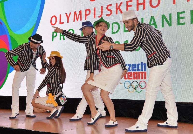 Každý olympionik má na vnitřní části saka nášivku se svým jménem a s motivem Emila Zátopka. Ten zdobí také barevné klobouky, jež doplňují celý model.