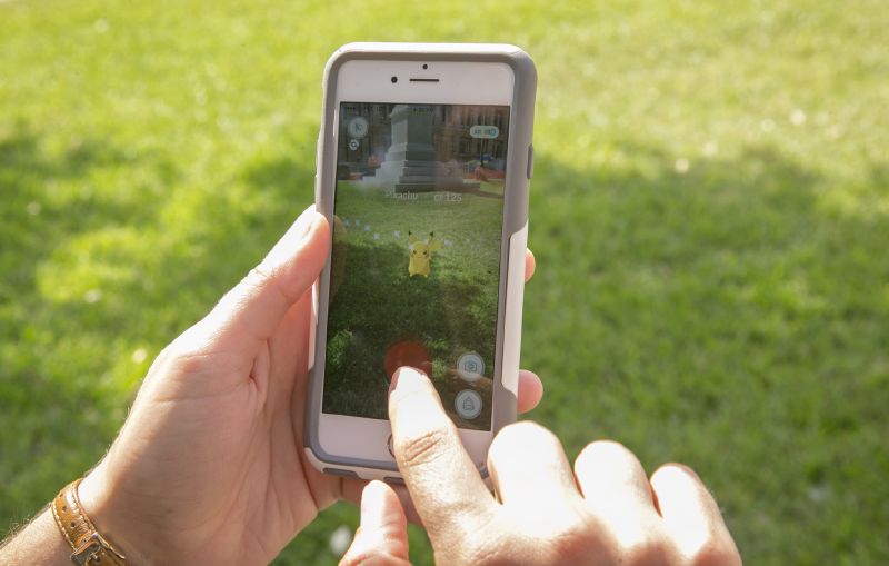 Pokémoni se chytají na mobil. 