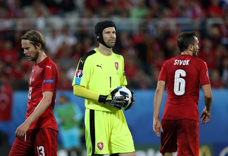 Čeští fotbalisté se propadli žebříčkem o tři místa.