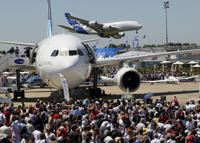  Airbus A380 na francouzském aerosalonu.