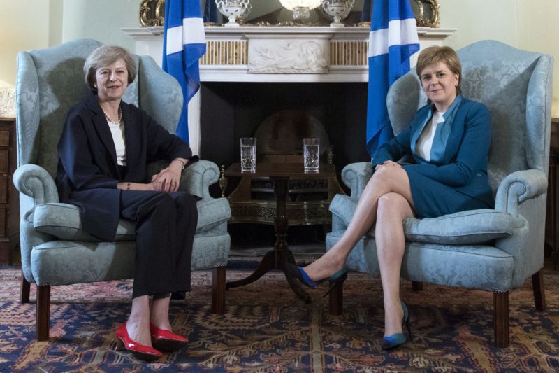 Britská premiérka Theresa Mayová (vlevo) při setkání se skotskou první ministryní Nicolou Sturgeonovou. Britská premiérka Theresa Mayová (vlevo) při setkání se skotskou první ministryní Nicolou Sturgeonovou.