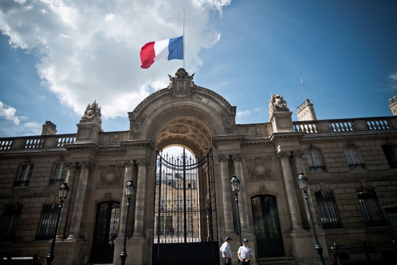 Francouzská vlajka na půl žerdi nad prezidentským palácem Elysee v Paříži.