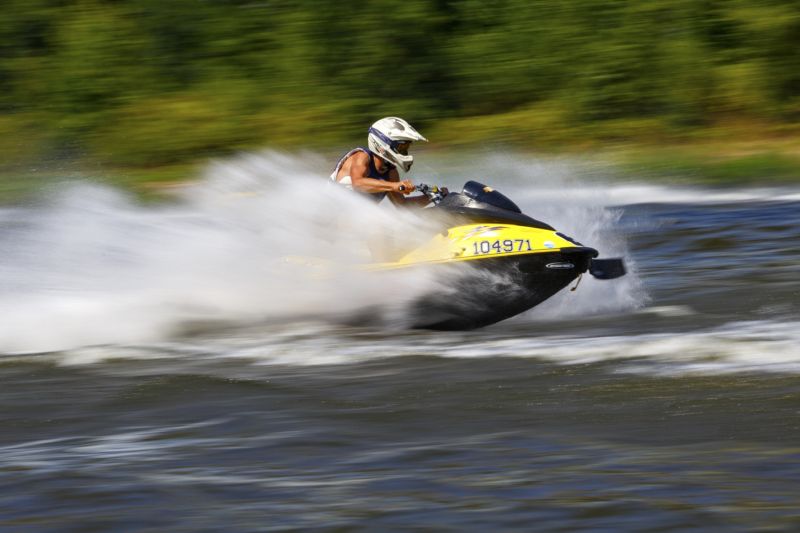 Jízda na vodním skútru (ilustrační foto).