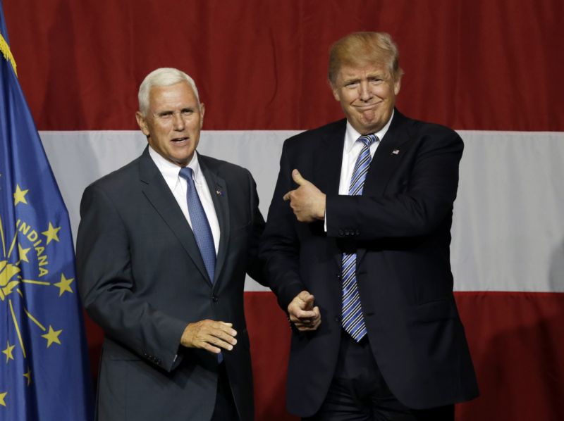 Donald Trump (vpravo) a Mike Pence.