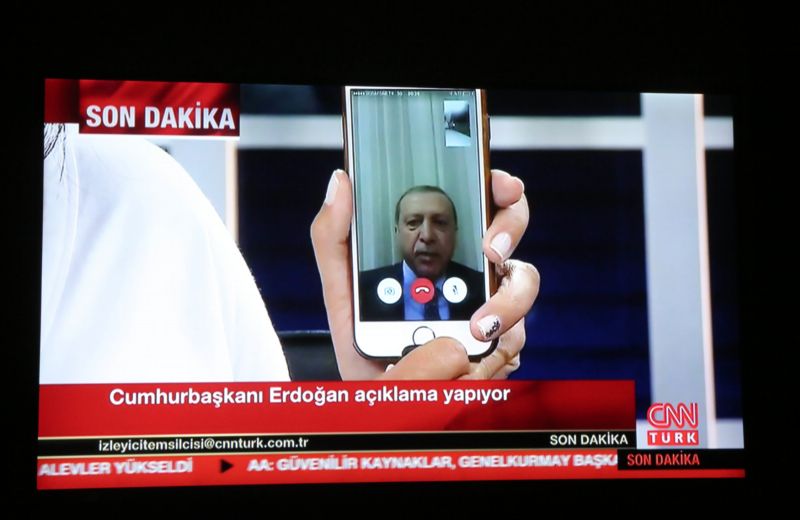 Prezident Recep Tayyip Erdogan zavolal do studia, aby ze zahraničí promluvil k Turkům. Prezident Recep Tayyip Erdogan zavolal do studia, aby ze zahraničí promluvil k Turkům.