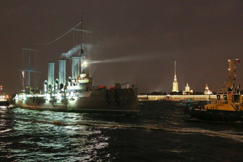 Křižník Aurora je zpět v Petrohradu. Křižník Aurora je zpět v Petrohradu.